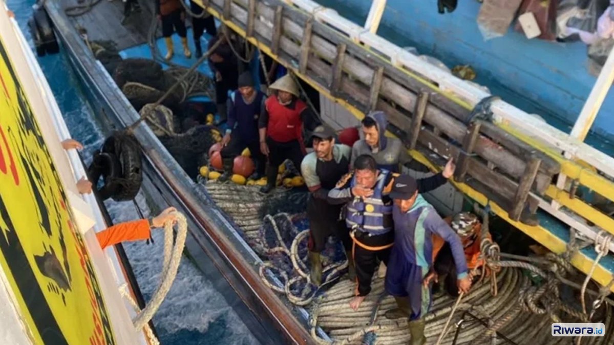 Proses evakuasi korban Kapal Virgo Transport 8 dari kapal nelayan di Laut Jawa